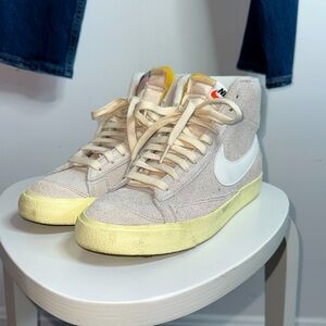 Nike Blazer Mid 77 Vintage in Light Bone Alabaster